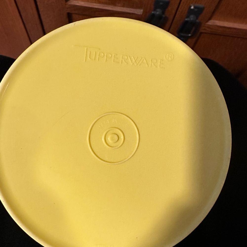 Five 1970’s Vintage Harvest Yellow Tupperware Canisters w/ lids - Picture 4 of 5